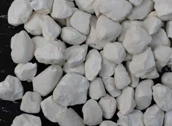 使用生石灰要注意哪些行为？以及它的作用是什么？